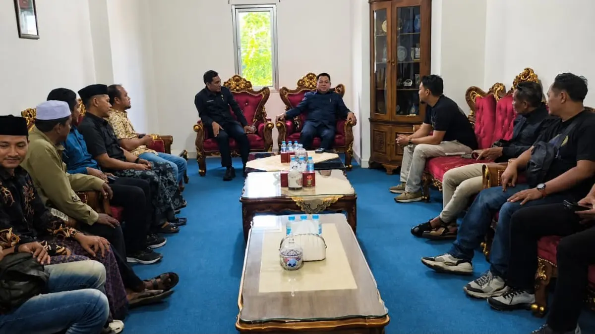 Tim Pemekaran Kecamatan Kumpai Raya beraudiensi dengan Ketua DPRD Kubu Raya, Johan Saimima, untuk mempertanyakan belum terealisasinya operasional Kecamatan Kumpai Raya meski Perda Nomor 1 Tahun 2023 telah disahkan sejak tiga tahun lalu. (ISTIMEWA)