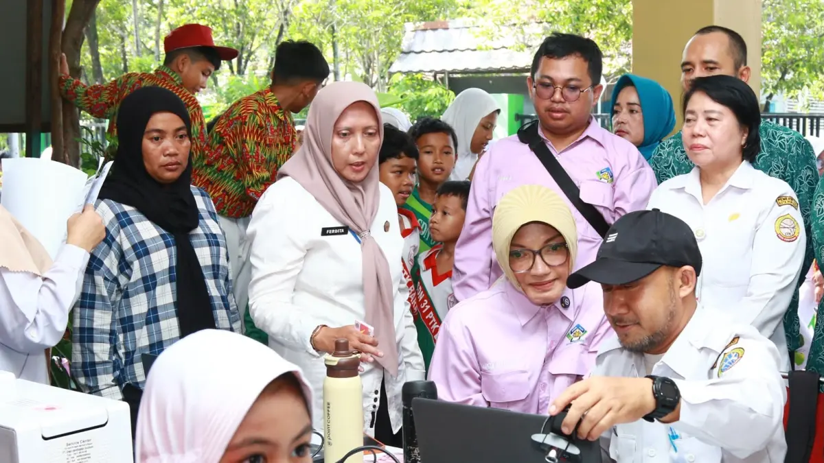TINJAU: Bunda PAUD Kota Pontianak, Yanieta Arbiastutie, meninjau proses pendataan dan pembuatan Kartu Identitas Anak (KIA) bagi siswa di SDN 31 Pontianak Barat.    (Prokopim Pemkot Pontianak)