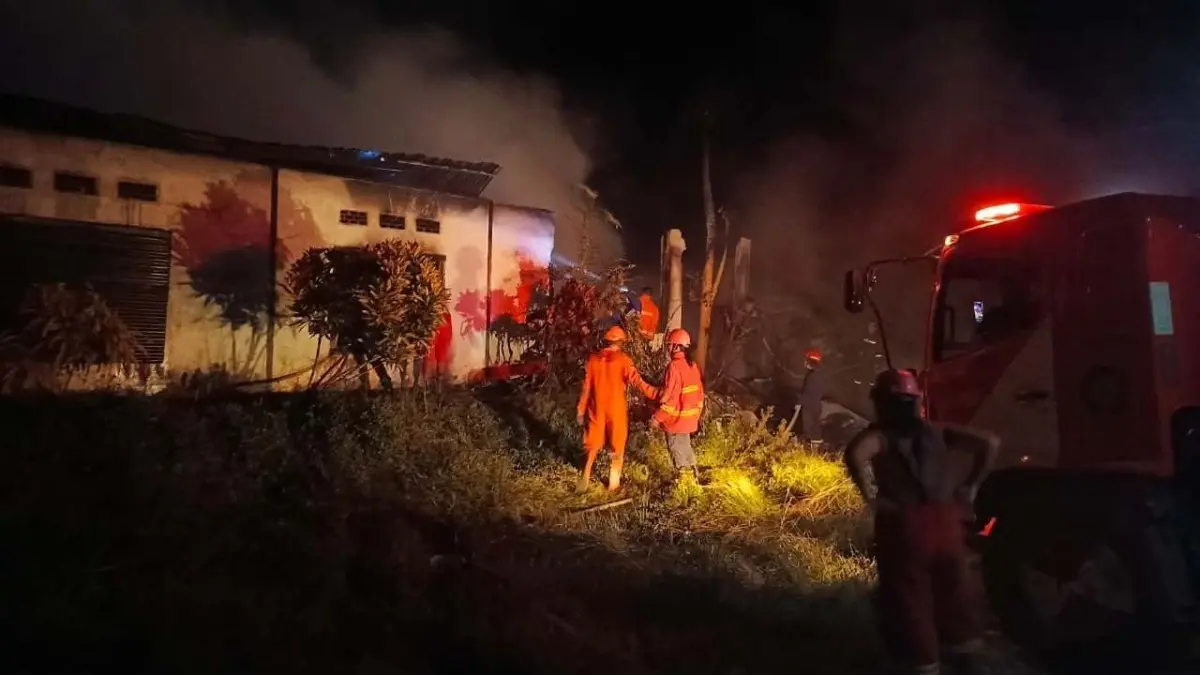 Petugas pemadam kebakaran berjibaku memadamkan api yang menghanguskan rumah warga di Dusun Sungai Akar, Desa Semuntai, Kecamatan Mukok, Kabupaten Sanggau, Selasa (14/7/2026) malam. Kebakaran rumah di Sanggau tersebut menyebabkan kerugian materi sekitar Rp700 juta, namun tidak menimbulkan korban jiwa.