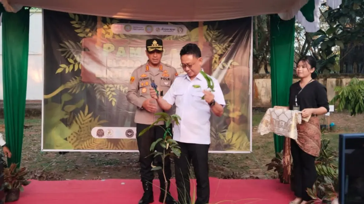 Wali Kota Pontianak Edi Rusdi Kamtono membuka secara langsung Festival Flora dan Fauna Bumi Khatulistiwa ditandai dengan pemotongan pohon, Rabu (15/7). (WANDI/PONTIANAK POST)