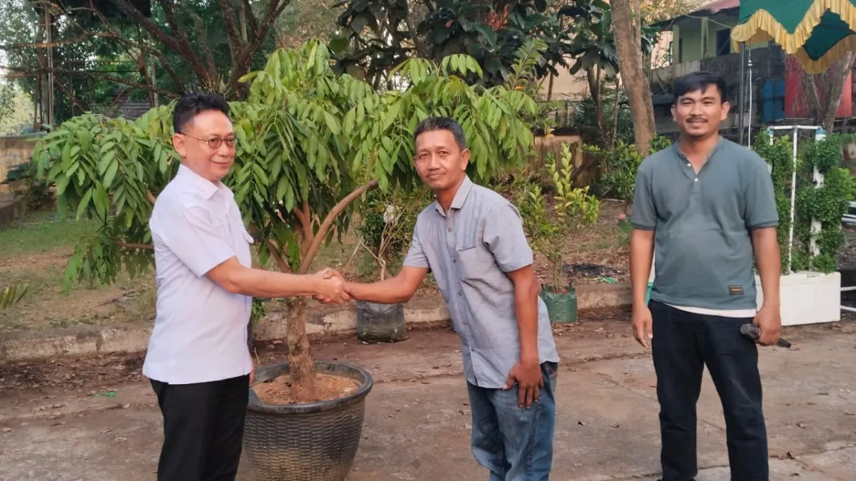 Wali Kota Pontianak Edi Rusdi Kamtono pemenang lelang pohon Kelengkeng New Kristal dalam kegiatan Festival Flora dan Fauna Bumi Khatulistiwa. (WANDI/PONTIANAK POST)