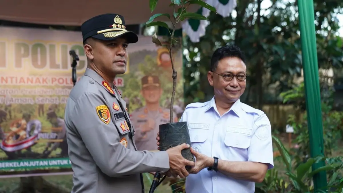 Wali Kota Pontianak Edi Rusdi Kamtono saat pembukaan Pameran Flora dan Fauna yang digelar di halaman Kolam Renang Ampera, 15-20 Juli 2026. (Prokopim)

