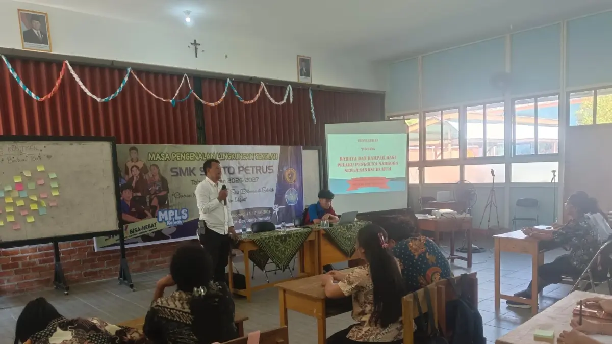 Anggota Satres Narkoba Polres Ketapang menjelaskan bahaya narkoba saat melakukan sosialisasi ke SMK Santo Petrus Ketapang, kemarin (15/7) (ISTIMEWAH).

