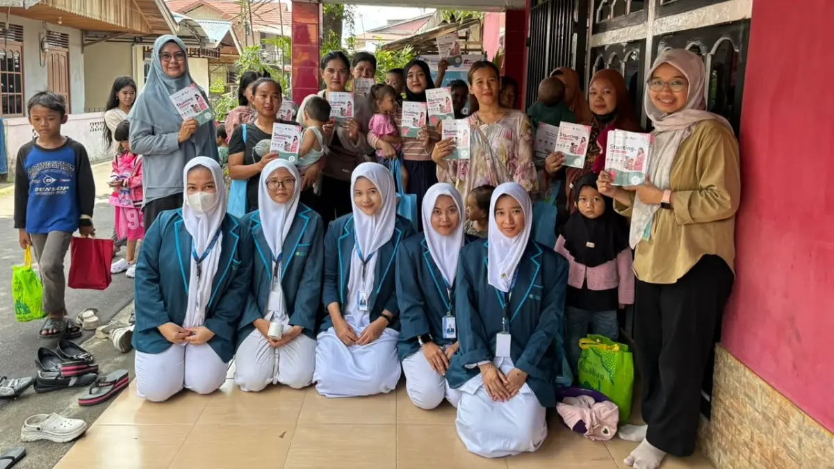Bersama cegah stunting sejak dini. Jurusan Kebidanan Poltekkes Kemenkes Pontianak melalui Gerakan Bidan Sahabat Keluarga mengedukasi ibu dan keluarga di Kelurahan Sungai Beliung demi mewujudkan generasi sehat dan bebas stunting.