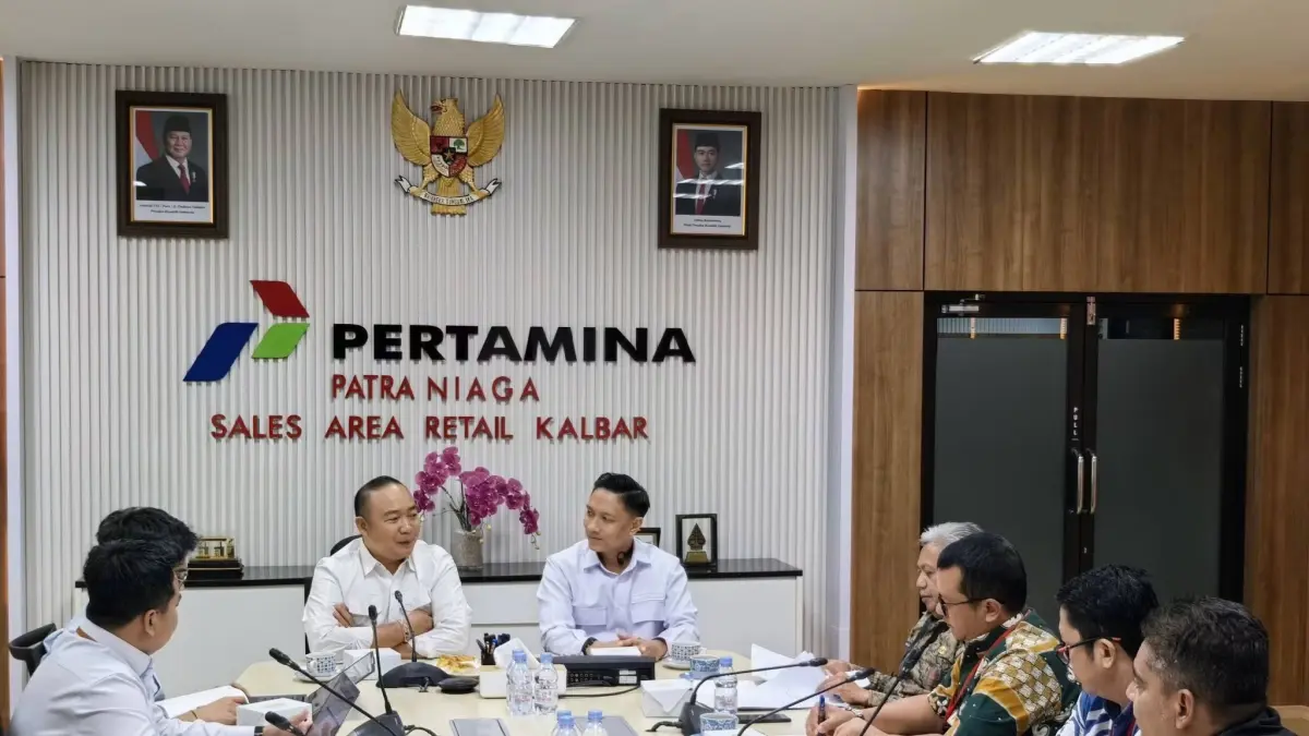 Bupati Ketapang, Alexander Wilyo, berkoordinasi dengan PT. Pertamina Patra Niaga untuk menjaga pasokan dan stok BBM dan LPG di Ketapang, Kamis (16/7). (ISTIMEWAH)



