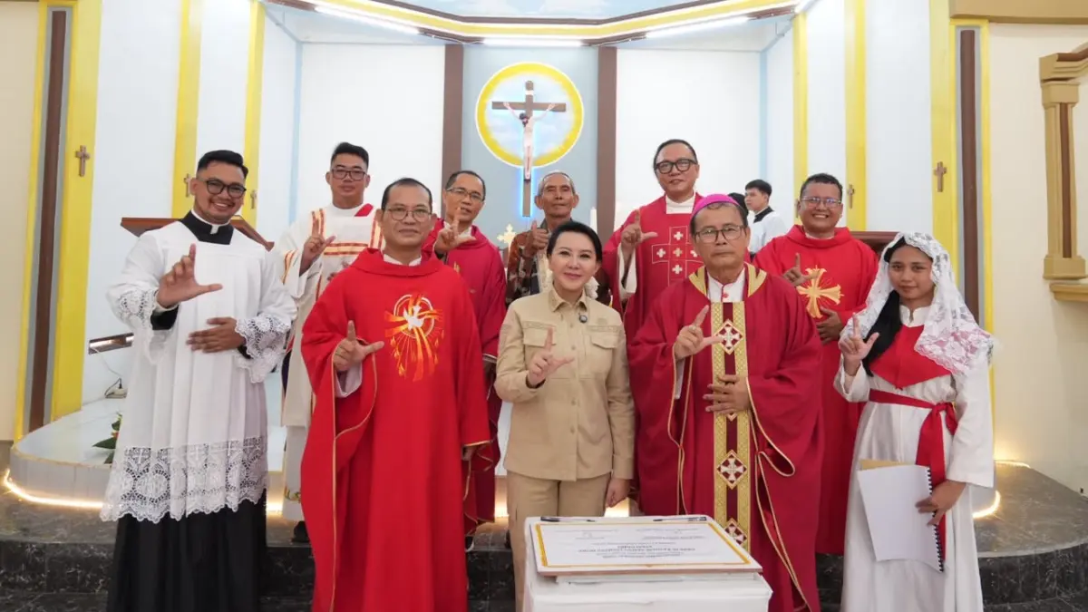 Bupati Landak Karolin Margret Natasa meresmikan&nbsp;Gereja Katolik Santo Thomas More Stasi Dano, Paroki Santo Yusuf Karangan, Selasa (14/7). (HUMAS PEMKAB LANDAK)