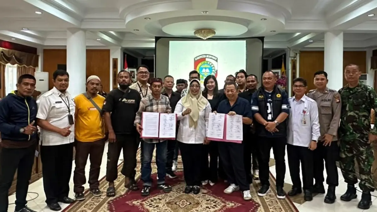Bupati Mempawah, Erlina mengabadikan momen bersama usai penandatanganan delapan poin komitmen bersama.