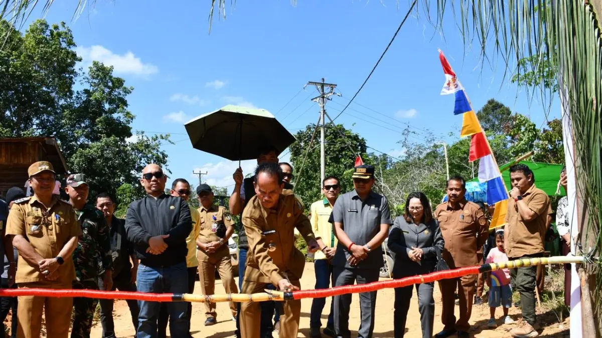 Bupati Sintang Gregorius Herkulanus Bala meresmikan langsung galeri seni yang mengangkat budaya lokal di Desa Benua Kencana, Kecamatan Tempunak.(ISTIMEWA) 