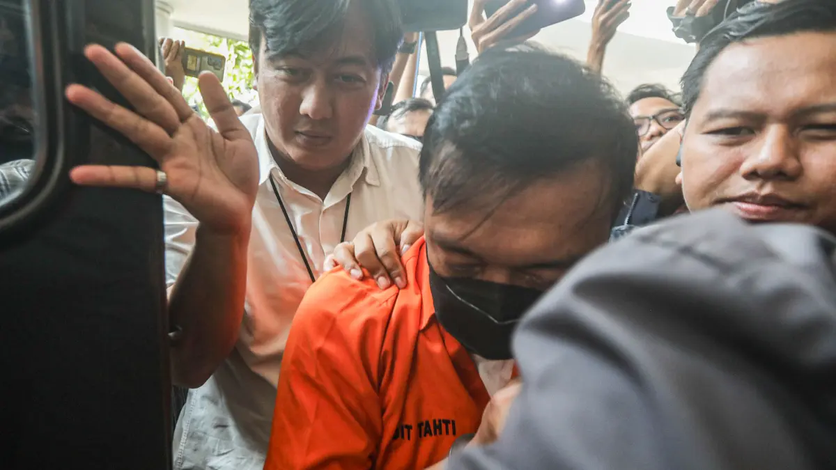 DITAHAN: Tersangka Don Ritto mengenakan rompi tahanan saat digiring menuju Gedung Bundar Kejaksaan Agung, Jakarta, Jumat (17/7/2026) usai resmi ditahan dalam perkara dugaan korupsi dan TPPU yang tengah ditangani Kejagung. (SALMAN TOYIBI/JAWA POS)