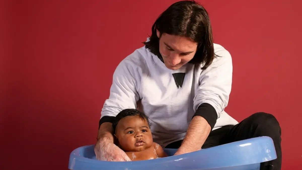 FOTO VIRAL: Momen langka Lionel Messi saat memandikan bayi Lamine Yamal untuk kalender amal UNICEF pada 2007. Foto yang sempat terlupakan itu kini menjadi simbol perjalanan takdir menjelang final Piala Dunia 2026.&nbsp; &nbsp;(FOTO: UNICEF)