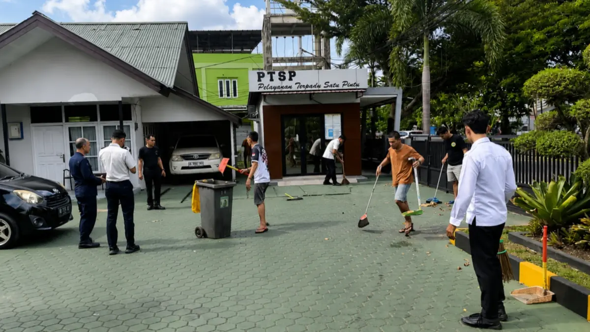 Petugas Rutan Kelas IIA Pontianak bergotong royong membersihkan lingkungan dalam kegiatan Jumat Bersih, Jumat (17/7/2026). Program rutin ini bertujuan membangun budaya kerja yang disiplin, menjaga kebersihan lingkungan, serta meningkatkan kualitas pelayanan kepada masyarakat dan pembinaan warga binaan.