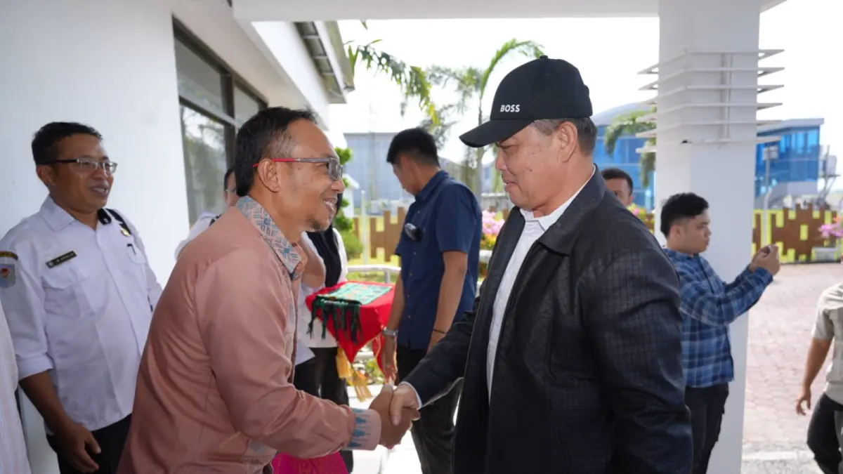 Gubernur Kalbar, Ria Norsan saat tiba di Bandara Internasional Zainuddin Abdul Madjid, Nusa Tenggara Barat untuk menghadiri Rakergub dan Munaslub APPSI. 