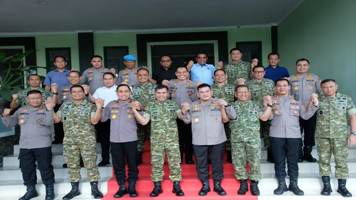 Kapolda Kalimantan Barat Irjen Pol. Alberd Teddy Benhard Sianipar, melaksanakan silaturahmi dengan Pangdam XII/Tanjungpura Mayjen TNI Novi Rubadi Sugito, di Markas Kodam XII/Tanjungpura (HUMAS POLSEK PEMANGKAT)