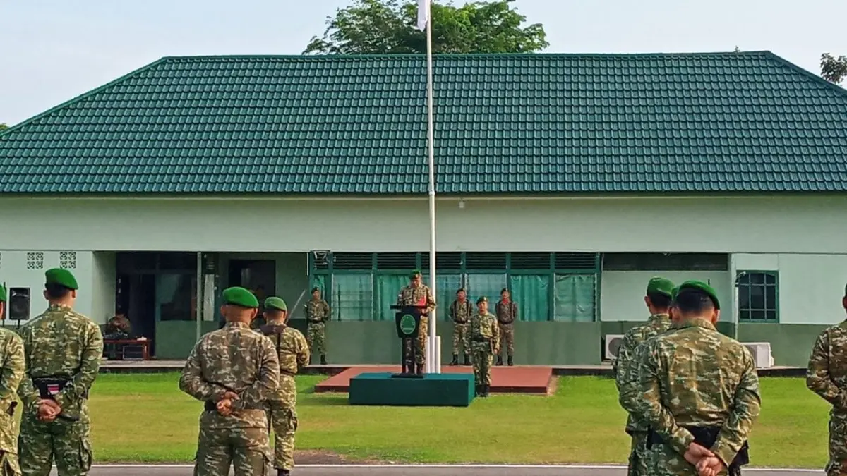 Kasdim 1204/Sanggau Mayor Arm Duloh memimpin Upacara Bendera 17-an di Lapangan Apel Kodim 1204/Sanggau, Jumat (17/7). (ISTIMEWA)&nbsp;