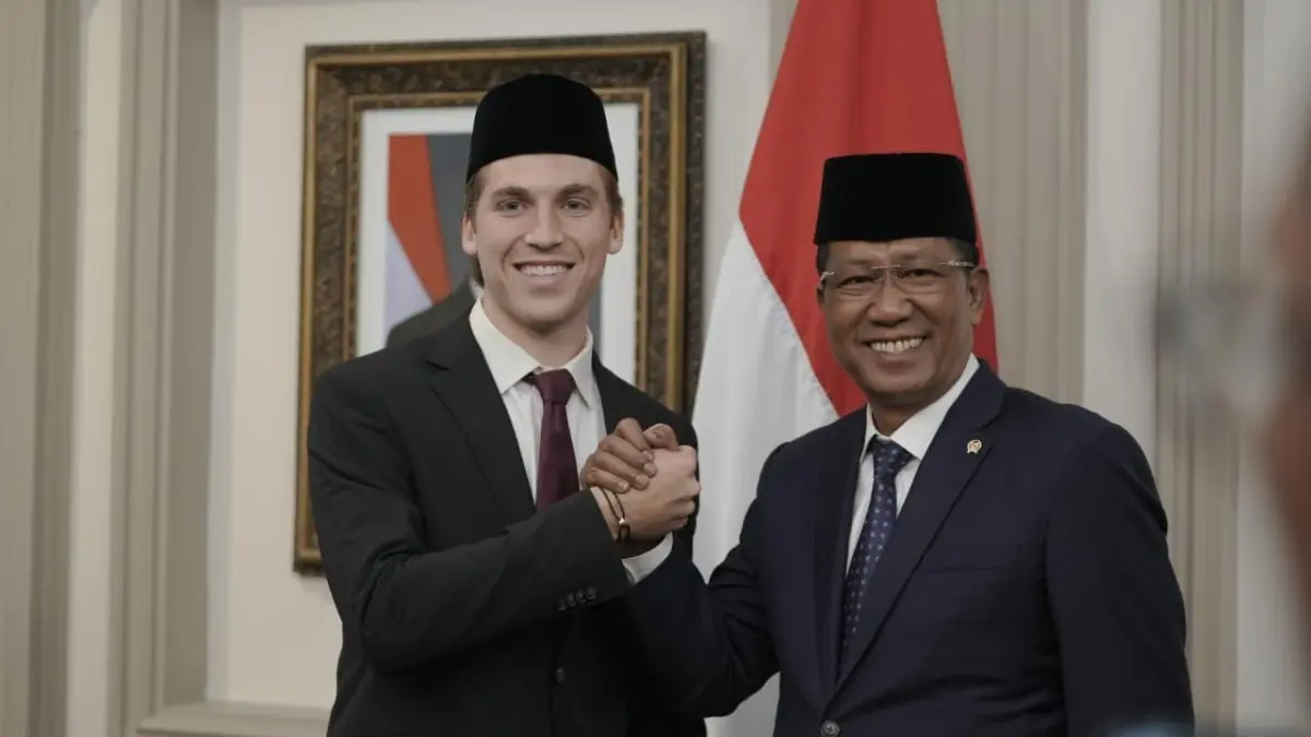 Luke Anthony Vickery bersama Menteri Hukum RI, Supratman Andi Agtas, usai pengambilan sumpah kewarganegaraan di Konsulat Jenderal Republik Indonesia (KJRI) Sydney, Australia, Kamis (16/7). (DOK KEMENKUM RI)