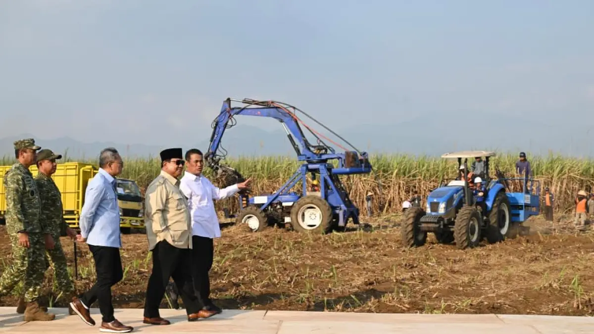 PANEN RAYA TEBU: Presiden Prabowo Subianto menyaksikan panen raya tebu di Lanud Abdulrachman Saleh, Kabupaten Malang, Jawa Timur, Jumat (17/7). Dalam kesempatan itu, Prabowo menegaskan Indonesia mulai menghentikan impor solar melalui program B50 berbasis minyak sawit, yang diharapkan meningkatkan kesejahteraan petani sawit, termasuk di Kalimantan Barat. Foto: BPMI Setpres/Cahyo.