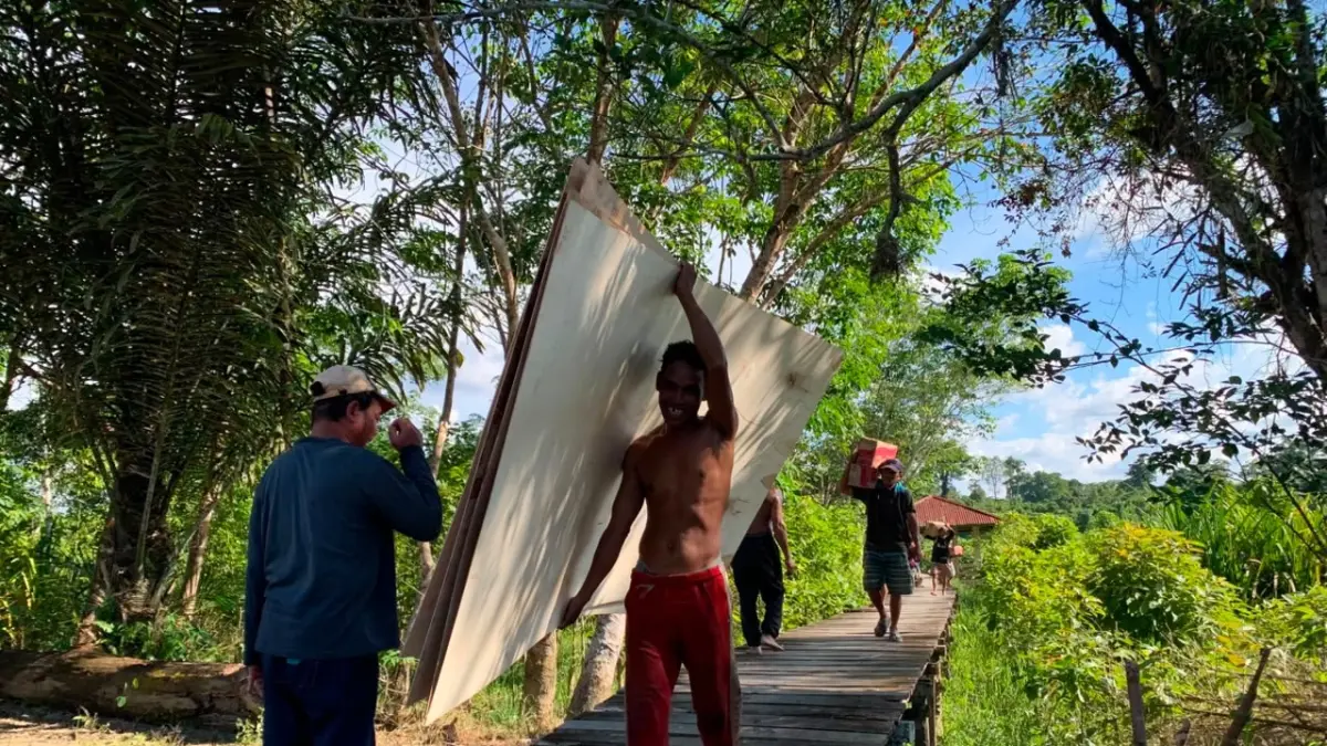 MATERIAL : Warga Desa Belatung Kecamatan Embaloh Hilir gotong royong angkut material bantu TNI dalam program TMMD. (ISTIMEWA)