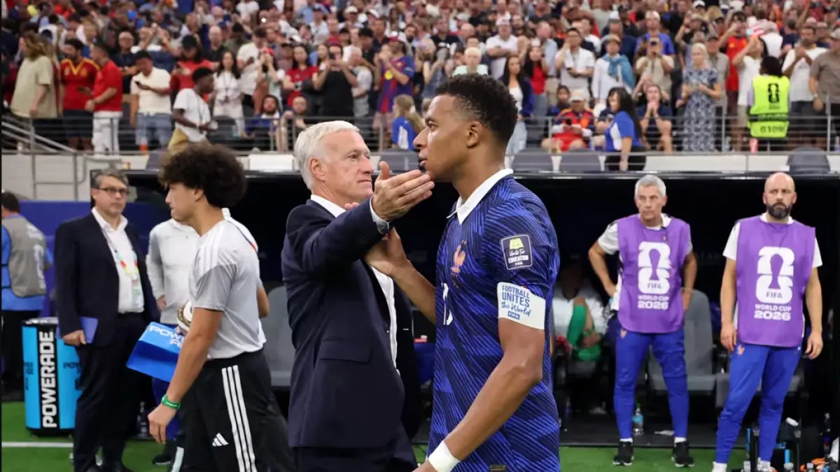 LAGA PERPISAHAN: Didier Deschamps menyapa kapten Prancis Kylian Mbappe seusai Les Bleus takluk dari Spanyol pada semifinal Piala Dunia 2026. Duel perebutan peringkat ketiga melawan Inggris dini hari nanti menjadi pertandingan terakhir Deschamps sebagai pelatih Prancis setelah 14 tahun memimpin Les Bleus.     (FIFA)