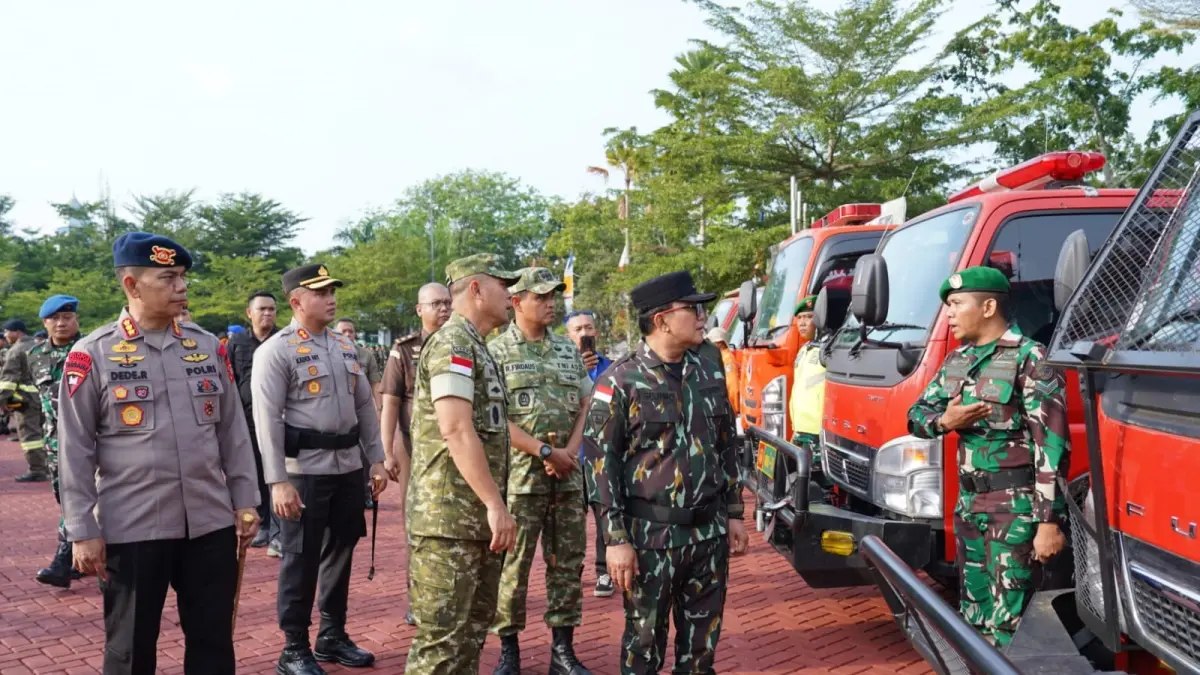 Pangdam XII/Tanjungpura, Novi Rubadi Sugito bersama Bupati Kubu Raya, Sujiwo memimpin penguatan koordinasi lintas sektor dalam Apel Siaga Karhutla, Kamis (16/7) (ISTIMEHWA).