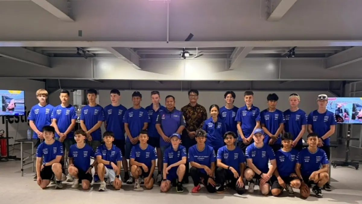 Para pembalap Yamaha R3 BLU CRU Asia-Pacific Championship berfoto bersama jelang balapan di Mandalika.