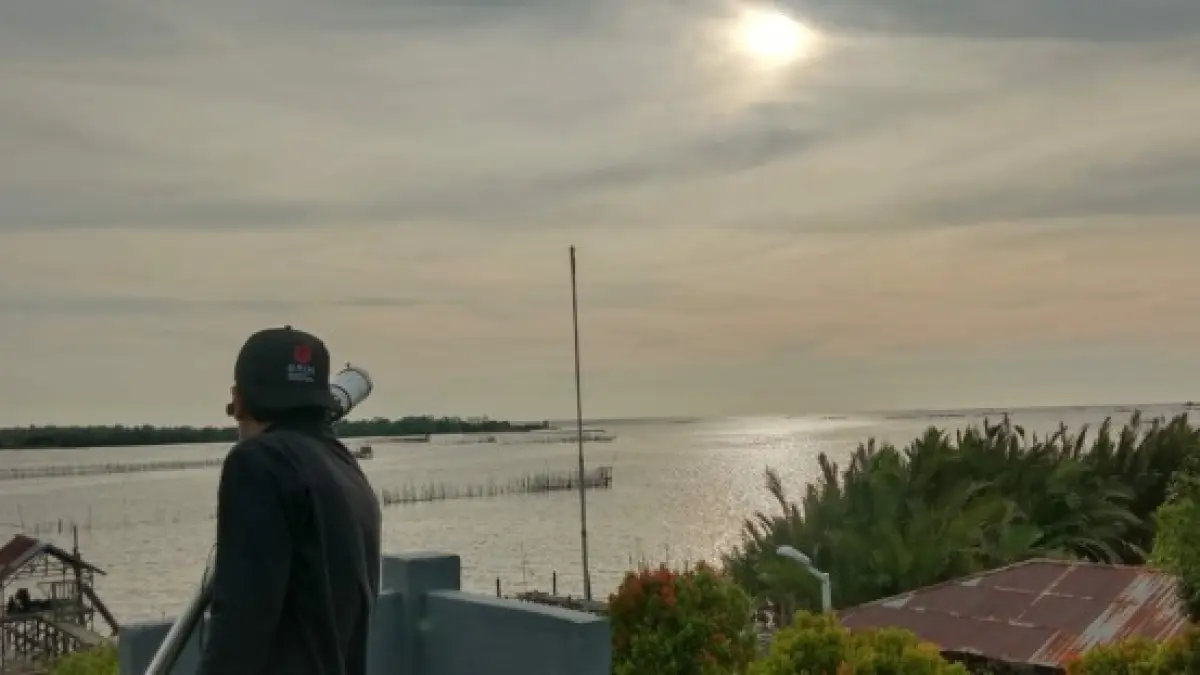 Pemandangan di muara Sungai Kakap, yang menarik dikunjungi saat senja. (DOK PONTIANAK POST)    