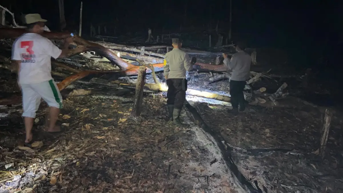 Personel Polres Melawi melakukan ground check hotspot karhutla di wilayah Kecamatan Ella Hilir dan Kecamatan Sayan, Melawi, untuk memastikan titik panas terpantau tidak berkembang menjadi kebakaran hutan dan lahan.