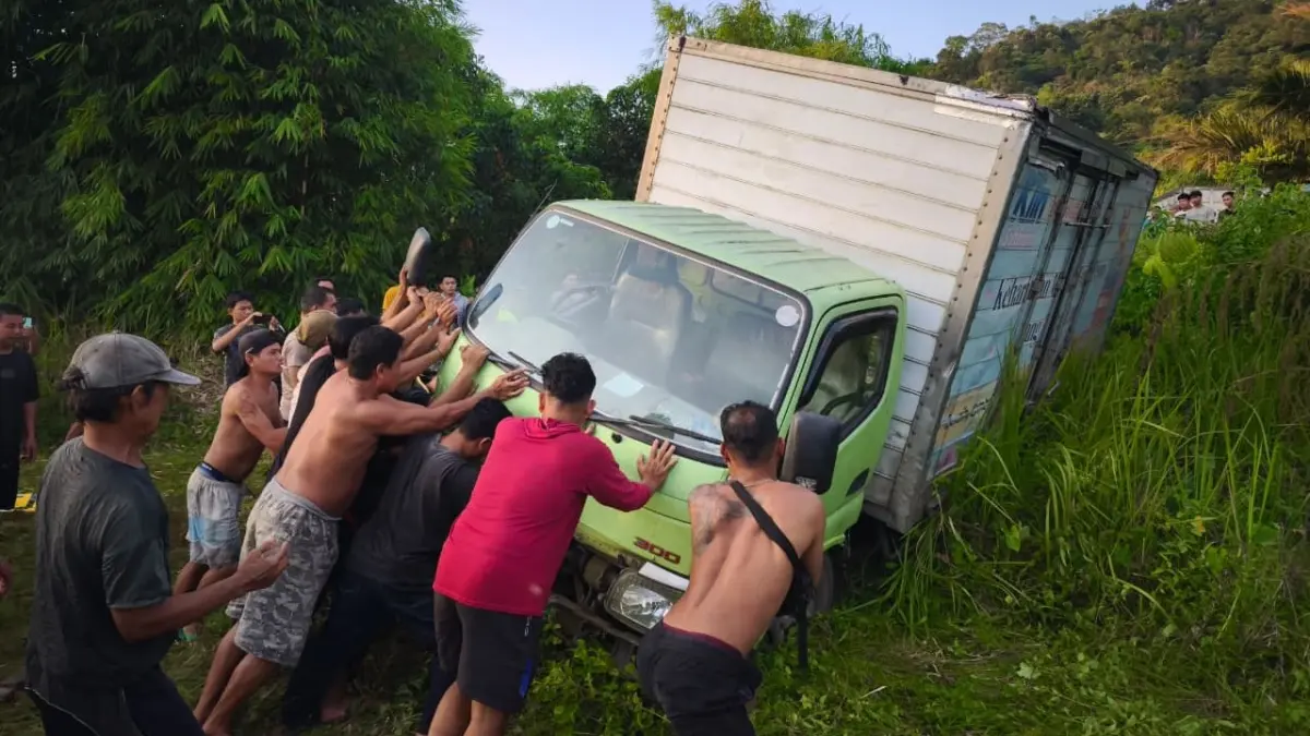 Petugas dan warga melakukan penanganan kecelakaan lalu lintas yang melibatkan mobil box dan sepeda motor Honda Revo di Desa Nanga Suri, Kecamatan Nanga Mahap, Kabupaten Sekadau. Kecelakaan tersebut menyebabkan dua warga Kapuas Hulu meninggal dunia.