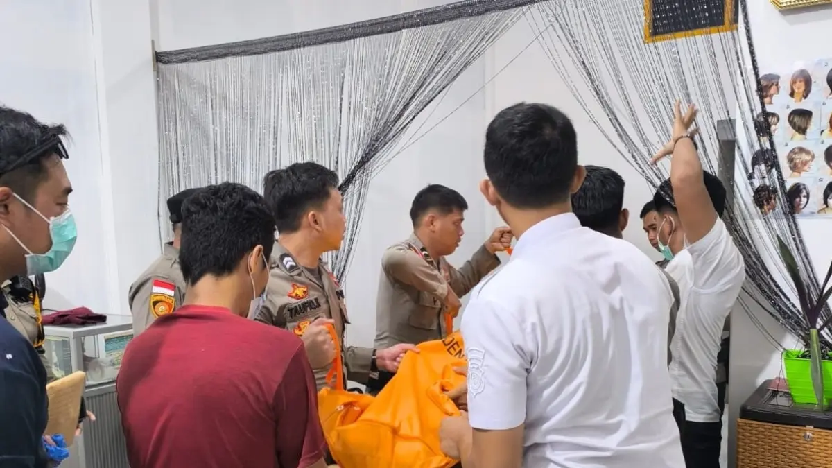 Petugas kepolisian mendatangi TKP meninggalnya pemilik salon di Desa Lorong, melakukan pemeriksaan dan evakuasi