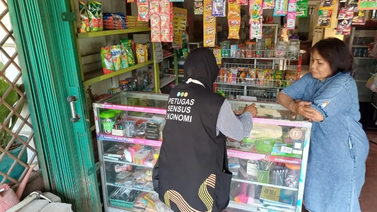 Petugas Sensus Ekonomi 2026 melakukan wawancara dengan pemilik warung di Kabupaten Kubu Raya untuk menghimpun data aktivitas usaha sebagai dasar penyusunan kebijakan pembangunan ekonomi. (ASHRI ISNAINI/PONTIANAK POST)