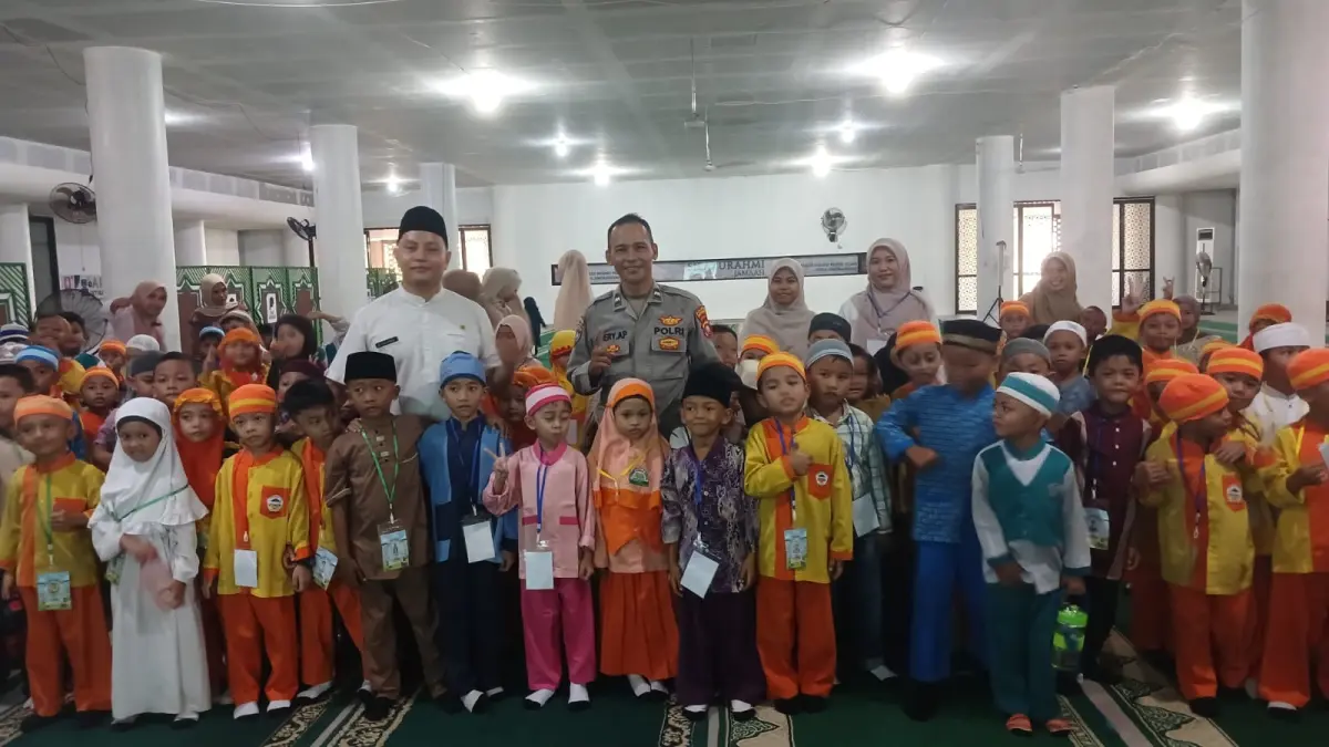 Anggota Polres Singkawang memberikan penyuluhan mengenai pencegahan perundungan (bullying) dan kekerasan kepada siswa kelas I SDIT Nurul Islam Singkawang, Rabu (15/7). (ISTIMEWA)