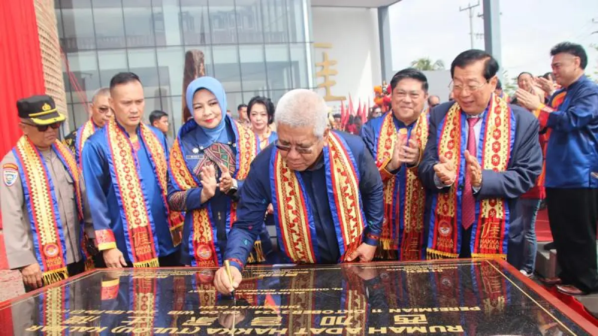 RESMIKAN: Penjabat Gubernur Kalimantan Barat Harisson menandatangani prasasti dalam peresmian Rumah Hakka. (DOK PONTIANAK POST)