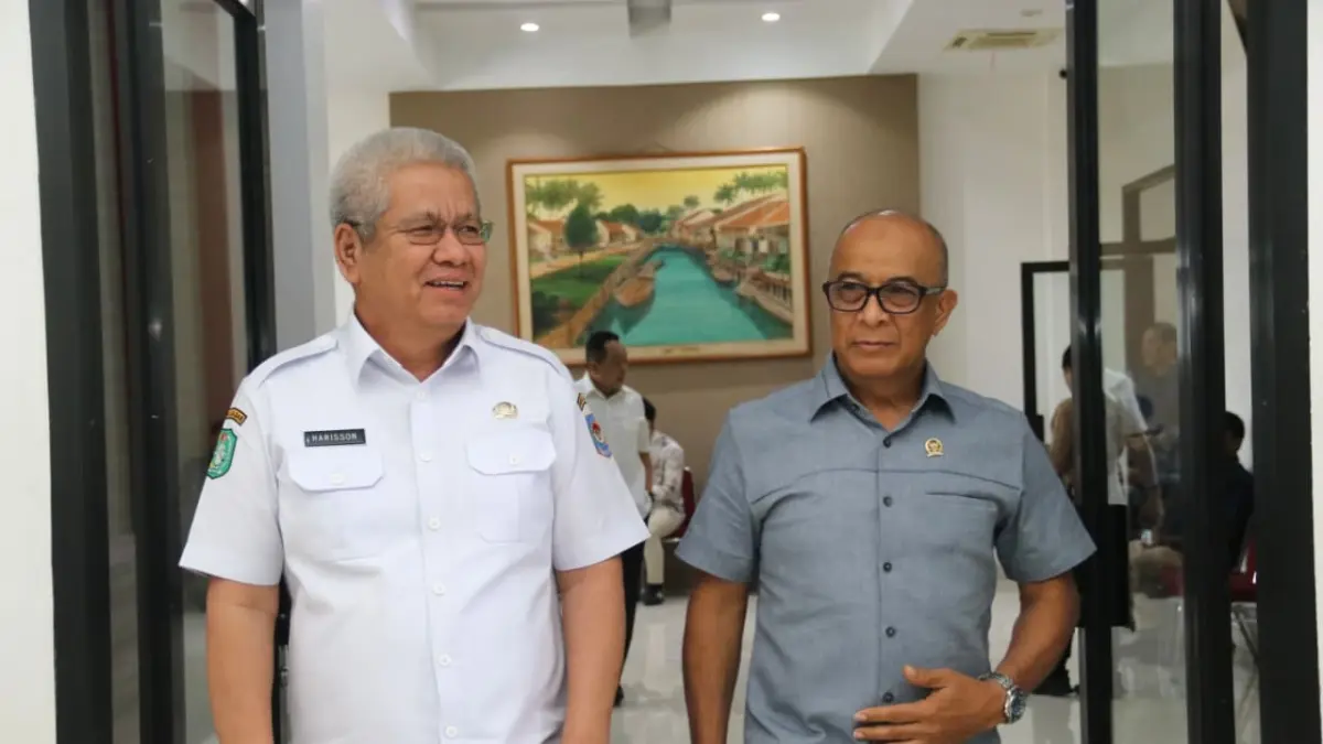Sekda Kalbar, Harisson, saat menyambut Ketua Tim Badan Anggaran DPR RI, Syarief Abdullah Alkadrie. (Adpim Pemprov Kalbar)