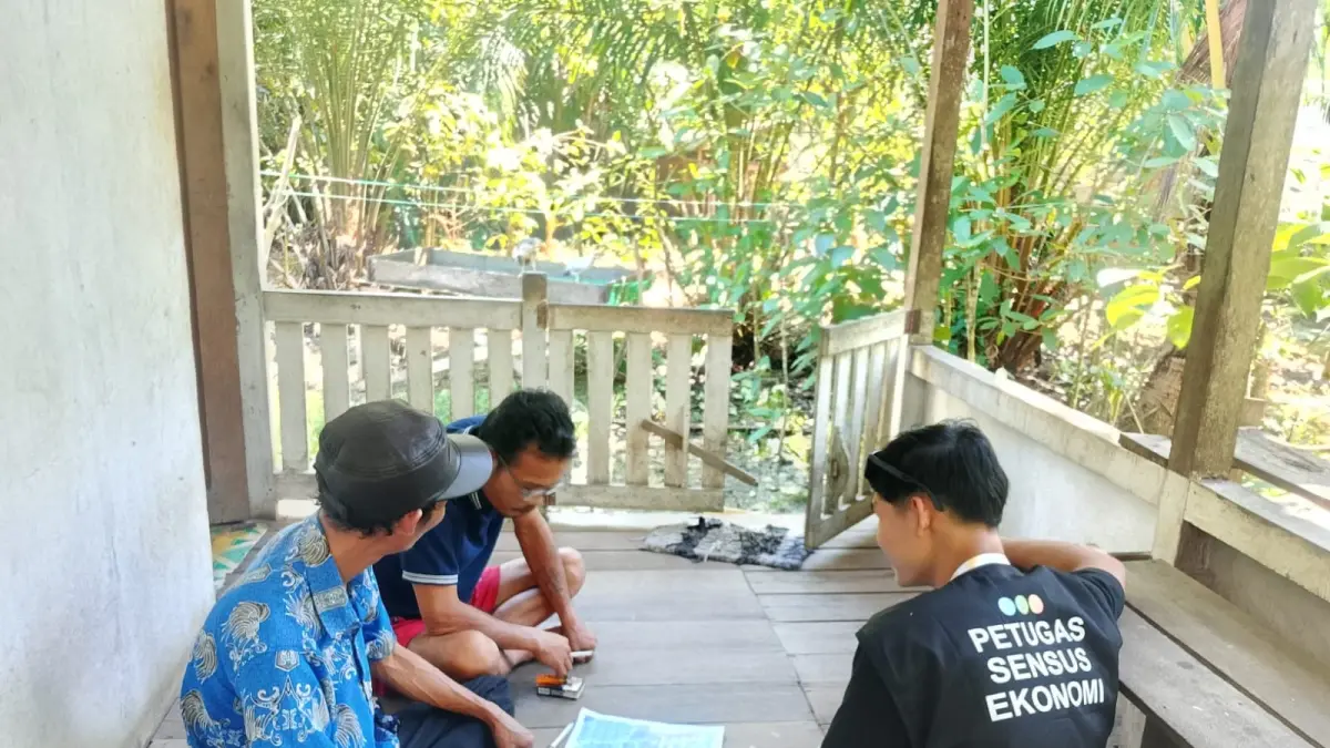 SENSUS : Petugas sensus ekonomi BPS Kapuas Hulu saat melakukan pendataan ke masyarakat. (ISTIMEWA) 