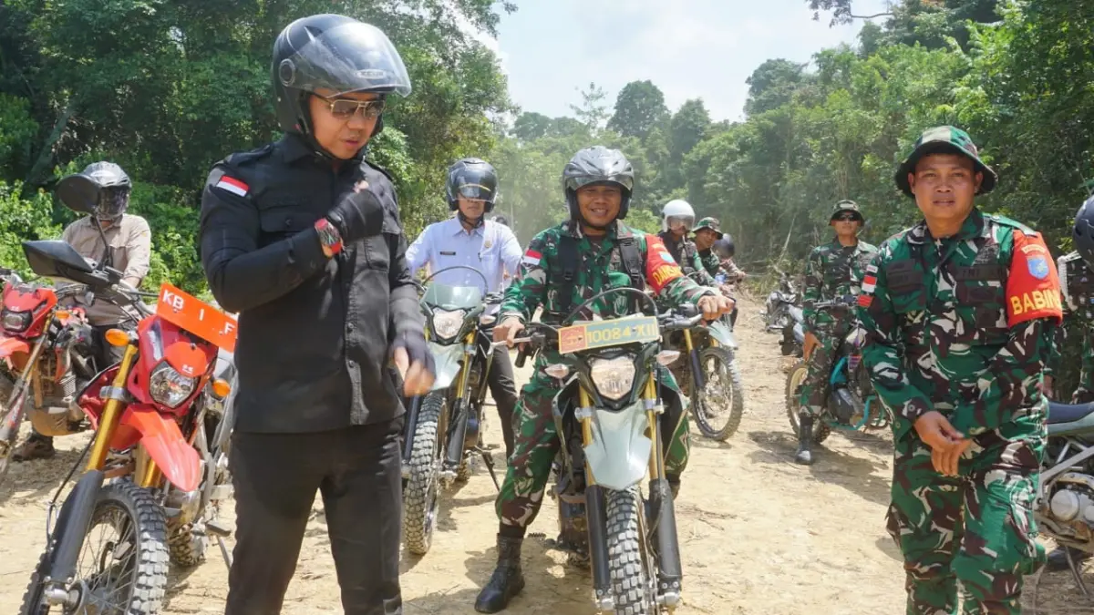 TMMD : Dandim dan Bupati Kapuas Hulu Hulu saat menyusuri jalan yang akan dibangun melalui program TMMD. (ISTIMEWA) 