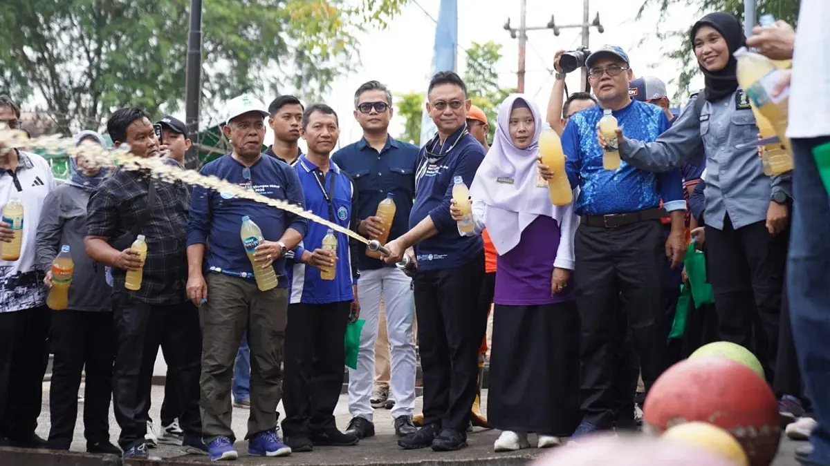 Wali Kota Pontianak Edi Rusdi Kamtono melakukan penaburan cairan eco enzyme secara simbolis di Parit Jalan HOS Cokroaminoto yang merupakan rangkaian Masa Pengenalan Lingkungan Sekolah (MPLS) SMP Negeri 1 Pontianak, Jumat (17/7/2026).(Prokopim)