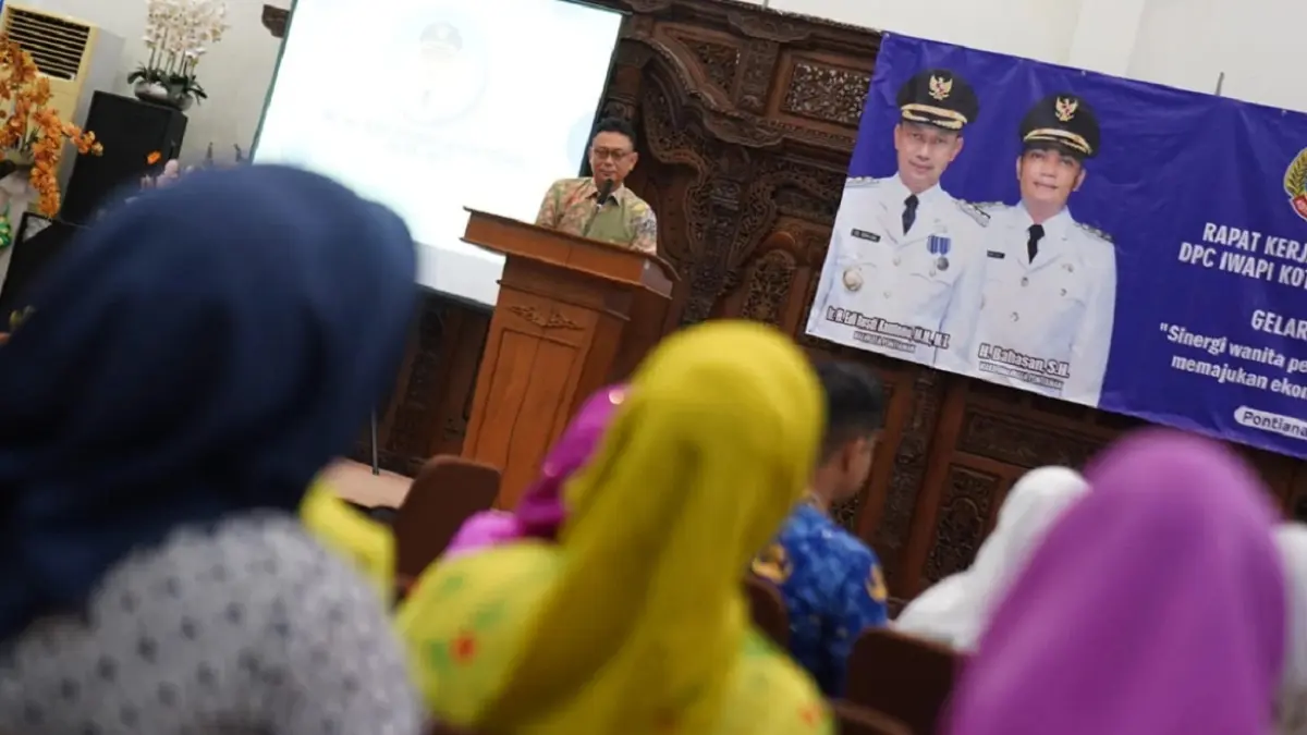 Wali Kota Pontianak, Edi Rusdi Kamtono, saat Pembukaan Rakercab 2 IWAPI Kota Pontianak, Talkshow, dan Gelar Produk UMKM Tahun 2026 di Aula Rumah Dinas Wali Kota Pontianak, Jumat (17/7). (Prokopim)
