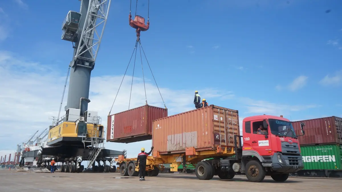 Aktivitas bongkar muat peti kemas di Terminal Kijing Kabupaten Mempawah mencatatkan pertumbuhan positif. (HARYADI PONTIANAKPOST)
