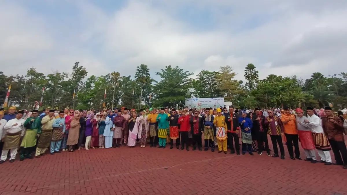 Peringatan HUT ke-19 Kabupaten Kubu Raya menjadi momentum memperkuat pelayanan publik dan kolaborasi membangun daerah. Bupati Sujiwo mengajak seluruh ASN terus bekerja maksimal menghadirkan pelayanan yang cepat, mudah, dan berdampak. (ASHRI ISNAINI/PONTIANAK POST)