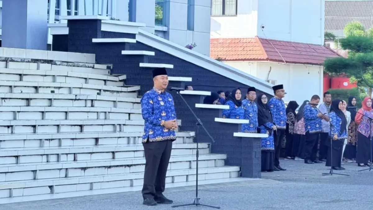 Bupati Ketapang, Alexander Wilyo, memberikan arahan saat memimpil apel, Jumat (17/7). (ISTIMEWA)