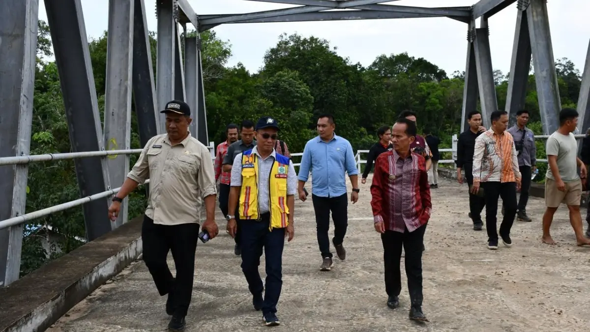 Bupati Sintang Gregorius Herkulanus Bala meninjau langsung kondisi jembatan di Nanga Merakai, Kecamatan Ketungau Tengah, Kamis (16/7). (ISTIMEWA)
