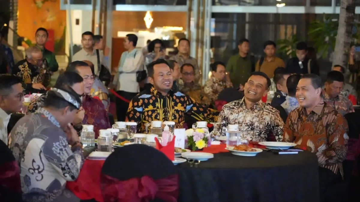 Gubernur Kalbar Ria Norsan saat bercengkerama dengan gubernur provinsi lainnya yang datang saat Rapat Kerja Gubernur dan Musyawarah Nasional Luar Biasa (Munaslub) APPSI se-Indonesia. (ADPIM PEMPROV KALBAR)