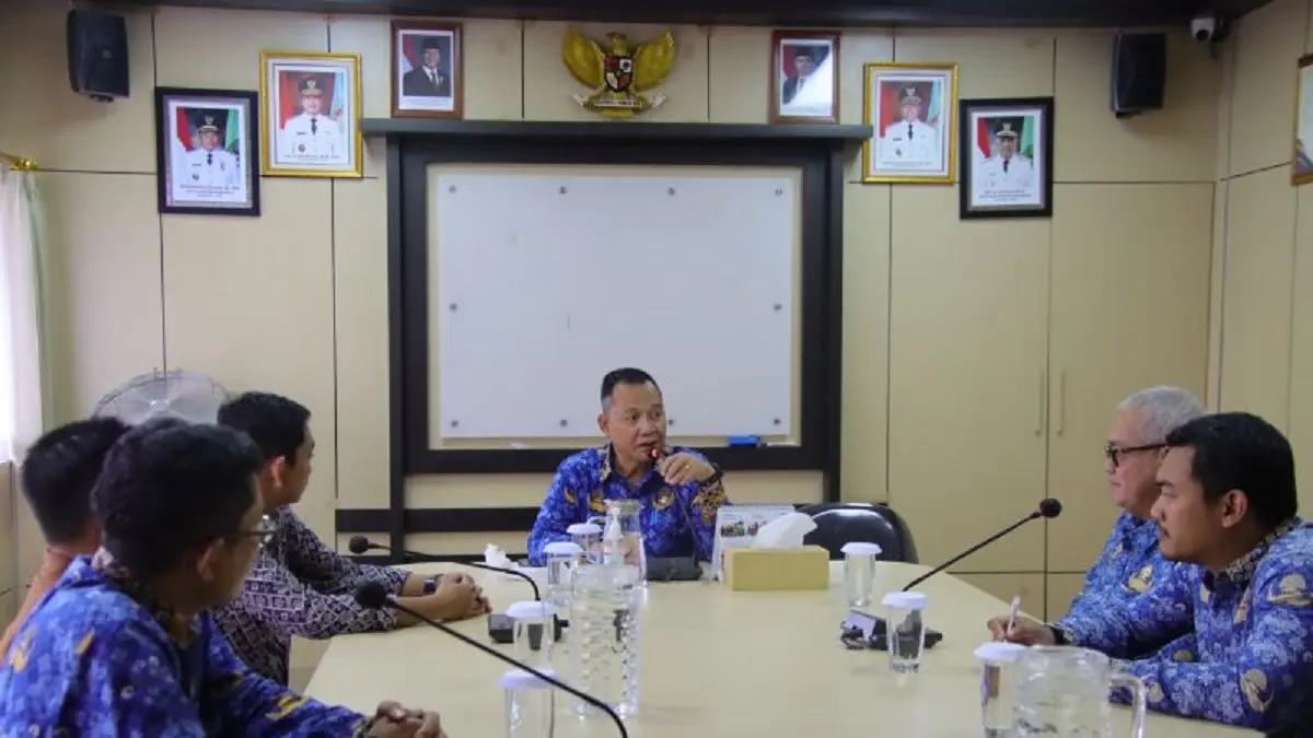 Jajaran KPU Bengkayang melakukan audiensi dengan Bupati Bengkayang Sebastianus Darwis untuk membahas tindak lanjut MoU untuk persiapan tahapan pemilu 2027, di Bangkayang, Kalbar, Jumat (17/7). (ANTARA/Narwati)