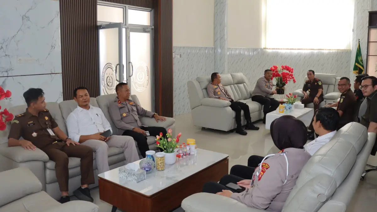 Kapolres Sambas AKBP Wahyu Jati Wibowo saat kunjungan silaturahmi ke Kantor Kejari Sambas. (ISTIMEWA)