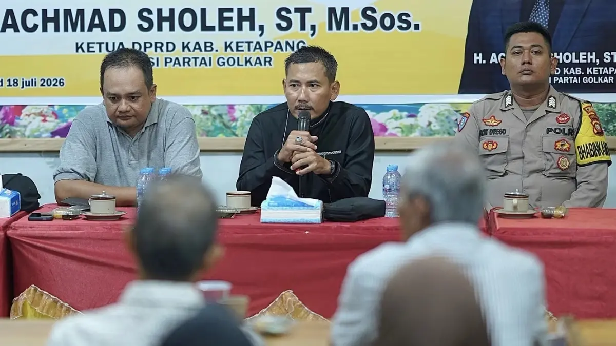 Ketua DPRD Ketapang, Achmad Sholeh, mendengarkan langsung usulan dan keluhan masyarakat saat menggelar rese di Desa Baru, Benua Kayong, Kamis (16/7). (ISTIMEWA)