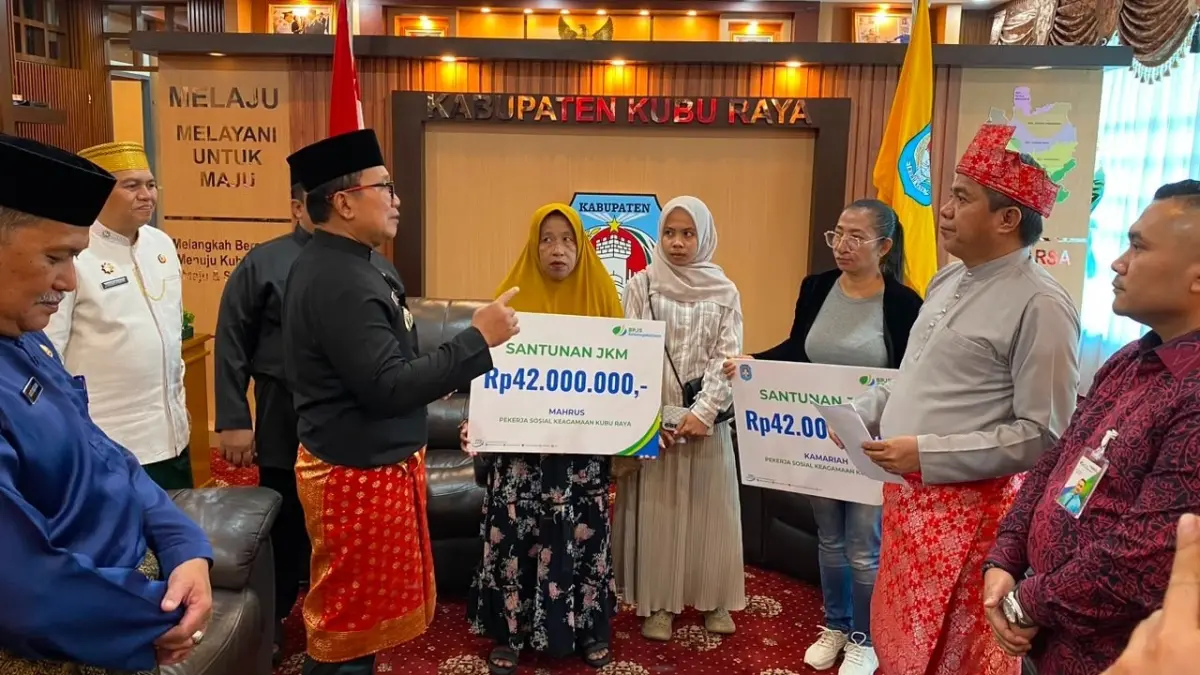 Manfaat jaminan sosial tersebut diserahkan secara simbolis oleh Bupati Kubu Raya didampingi Kepala BPJS Ketenagakerjaan Cabang Pontianak pada peringatan Hari Ulang Tahun ke-19 Kabupaten Kubu Raya, Jumat (17/7). (ISTIMEWA)