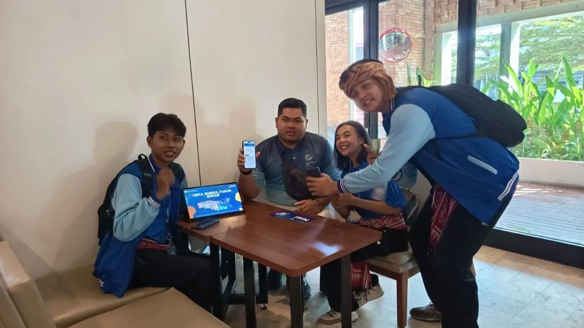 Para peserta sedang berfoto dengan masyarakat saat menjalankan misi di ajang QRIS Jelajah Kuliner.(NOVANTAR RAMSES NEGARA/PONTIANAK POST)