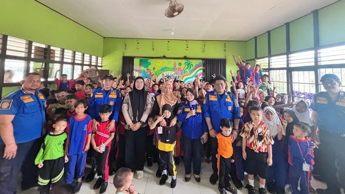 Para siswa foto bersama usai mengikuti edukasi kesiapsiagaan bencana kebakaran. (ISTIMEWA)