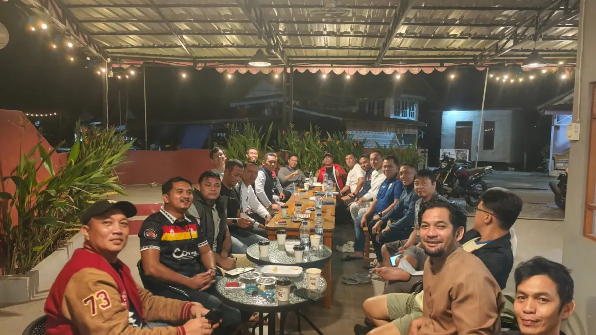 Pengurus KMSI Kapuas Hulu saat menggelar pertemuan mempersiapkan turnamen antarinstansi. (TAUFIK/PONTIANAK POST)