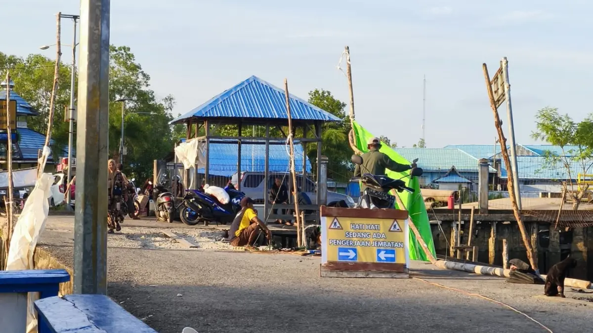 Proyek rehabilitasi Jalan Dermaga Teluk Batang, Kayong Utara belum rampung dikerjakan. (ISTIMEWA)