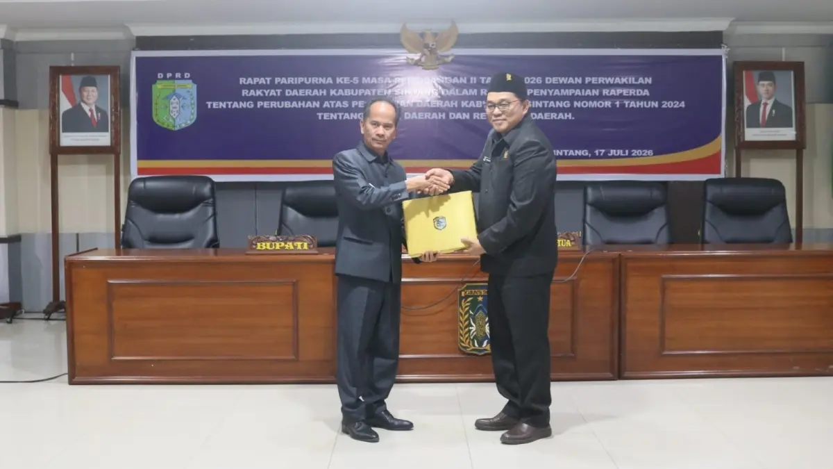 Rancangan Peraturan Daerah (Raperda) tentang Perubahan atas Peraturan Daerah Nomor 1 Tahun 2024 disampaikan Bupati Sintang Gregorius Herkulanus Bala dalam Rapat Paripurna DPRD Kabupaten Sintang, Jumat (177). (ISTIMEWA)